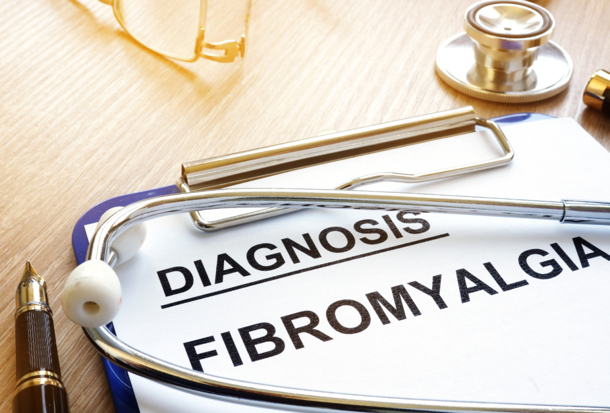 Miedical note with "Diagnosis Fibromyalgia' written on it along with a stethescope.